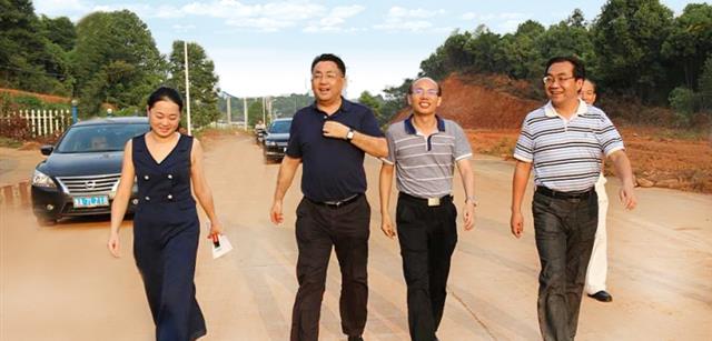 长沙市委组织部常务副部长袁黎明、宁乡县委书记周辉视察资源宁乡产业园