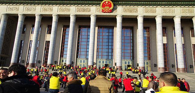 资源20周年庆之一：人民大会堂门口兴高采烈的资源家人