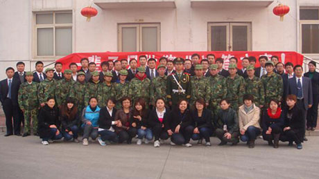 2009年食品板块聘请“国旗护卫队”战士进行军事化训练