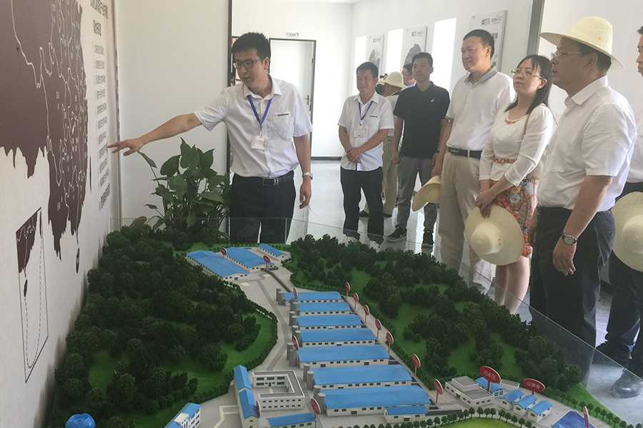 F:\2015-2018年OA文件 电视机媒体播放图设计\2018-OA文件 电视机媒体播放图设计\2018.07.31-中央党校副校长王东京考察调研北京资源亿家集团\02.jpg